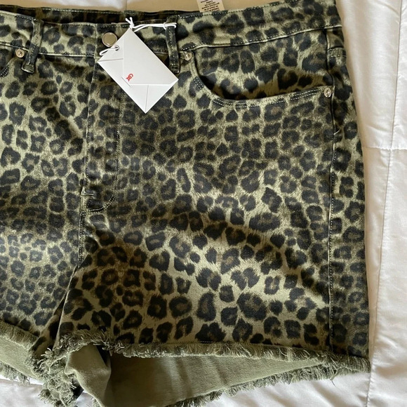Good American leopard denim shorts in olive green - Picture 4 of 9
